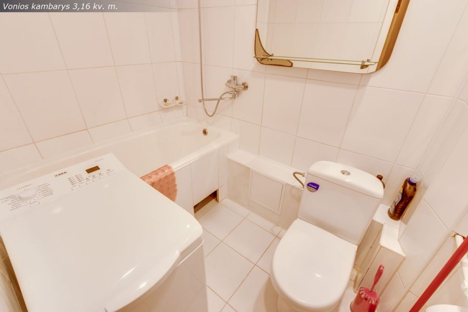 Išnuomojamas tvarkingas ir švarus 3 kambarių butas Dainų g. 104, Šiauliuose.