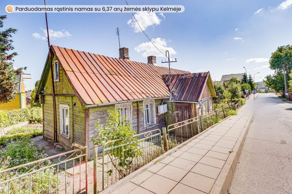 Parduodamas rąstinis namas su 6,37 arų žemės sklypu Kalnų g., Kelmėje.