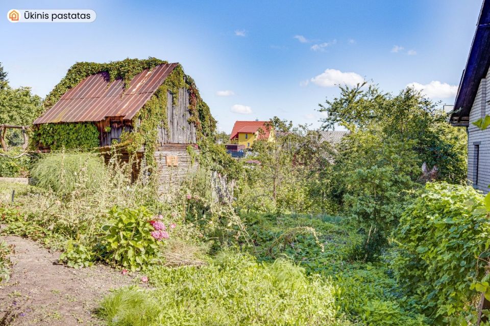 Parduodamas rąstinis namas su 6,37 arų žemės sklypu Kalnų g., Kelmėje.