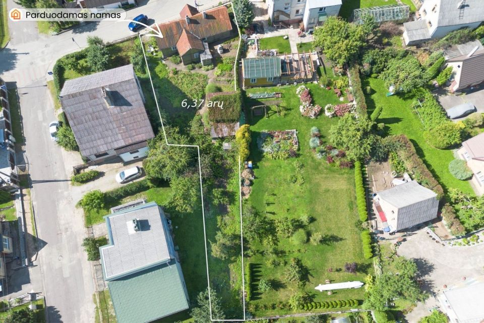 Parduodamas rąstinis namas su 6,37 arų žemės sklypu Kalnų g., Kelmėje.