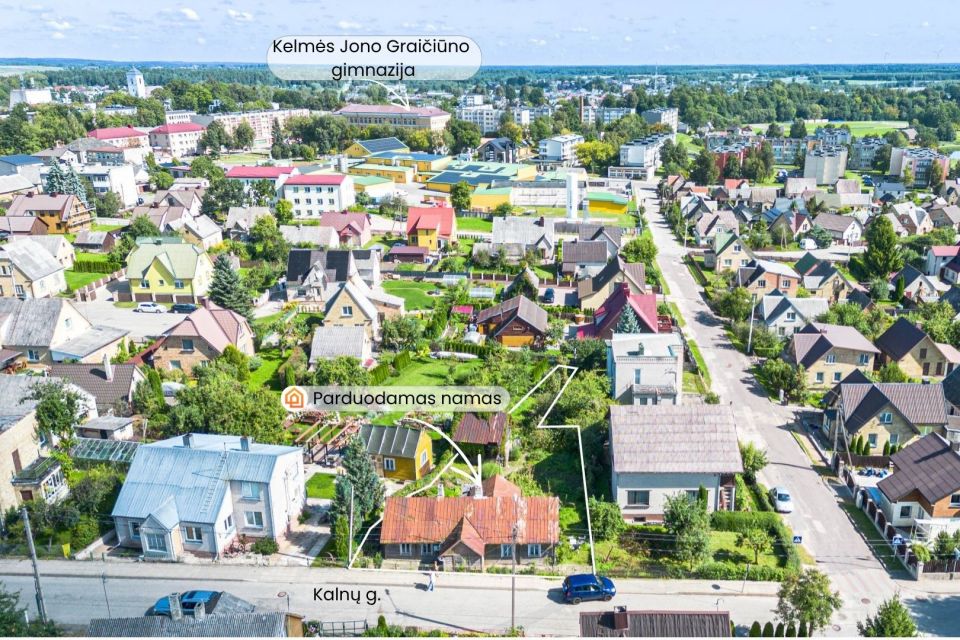 Parduodamas rąstinis namas su 6,37 arų žemės sklypu Kalnų g., Kelmėje.