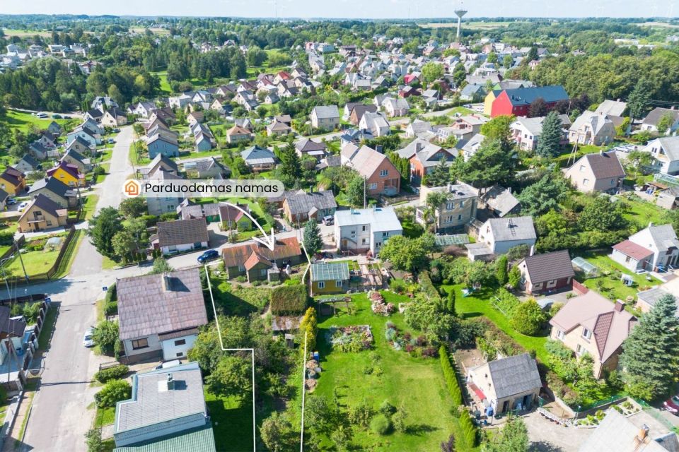 Parduodamas rąstinis namas su 6,37 arų žemės sklypu Kalnų g., Kelmėje.