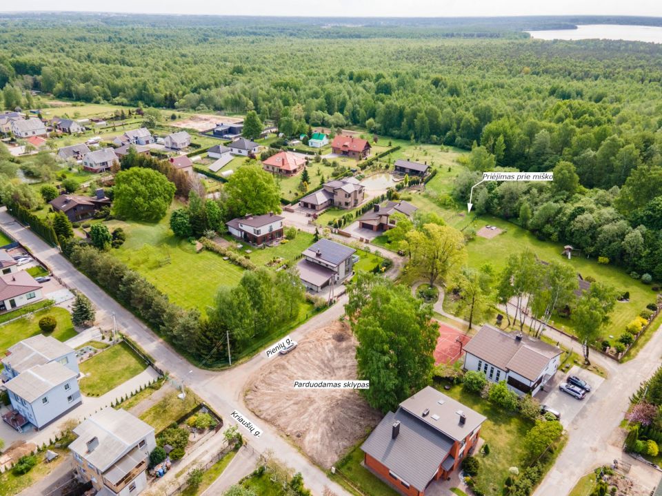 Asfaltuotas privažiavimas! Ramioje vietoje, nuostabiame gamtovaizdyje parduodamas 9,68 arų sklypas Pienių g. 2A, Gegužiuose.