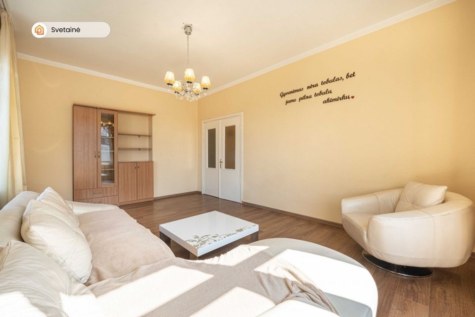 Išnuomojamas erdvus, šviesus ir jaukus 3 kambarių butas Klaipėdos centre, Danės g. 21