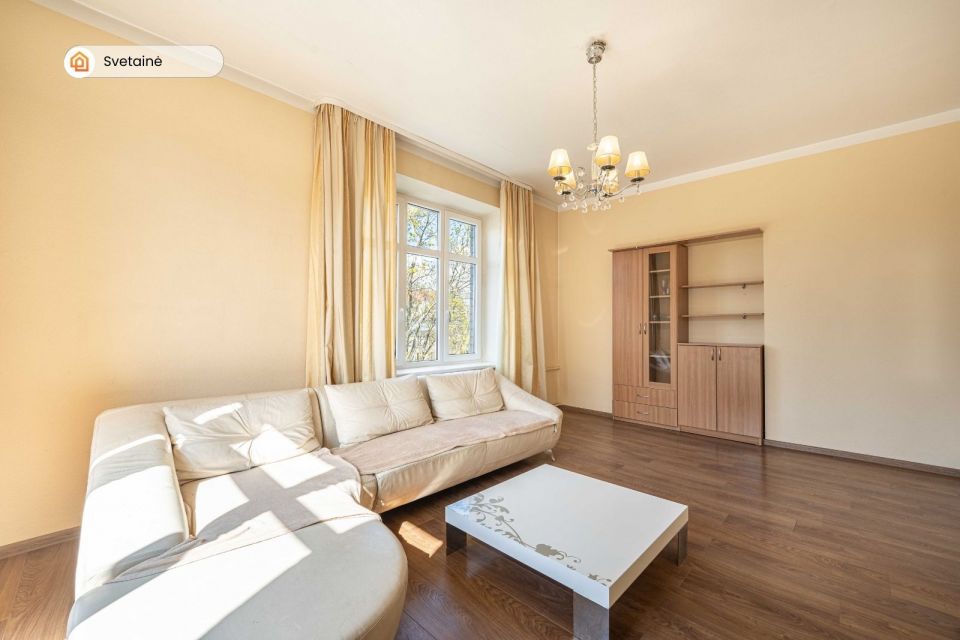 Išnuomojamas erdvus, šviesus ir jaukus 3 kambarių butas Klaipėdos centre, Danės g. 21