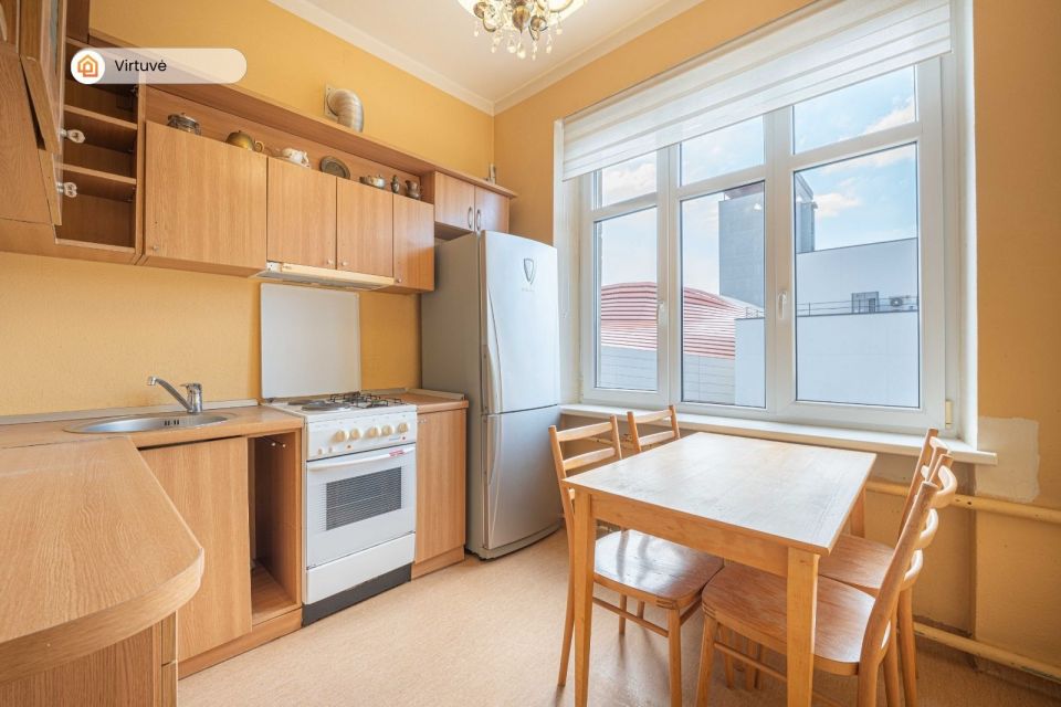 Išnuomojamas erdvus, šviesus ir jaukus 3 kambarių butas Klaipėdos centre, Danės g. 21