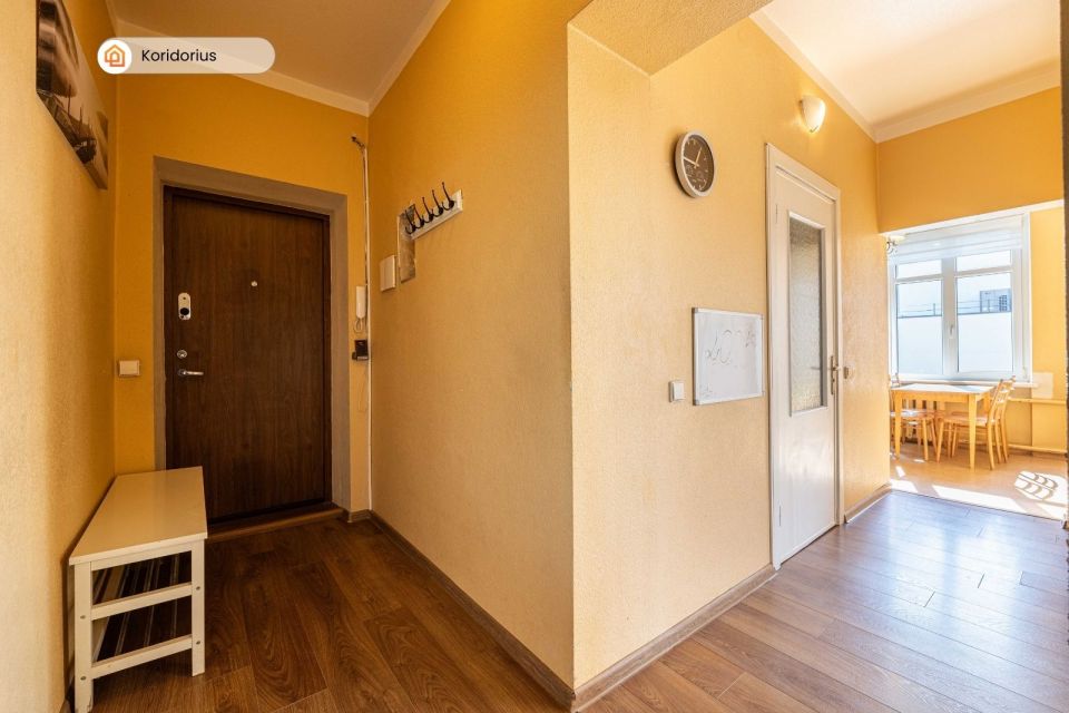 Išnuomojamas erdvus, šviesus ir jaukus 3 kambarių butas Klaipėdos centre, Danės g. 21