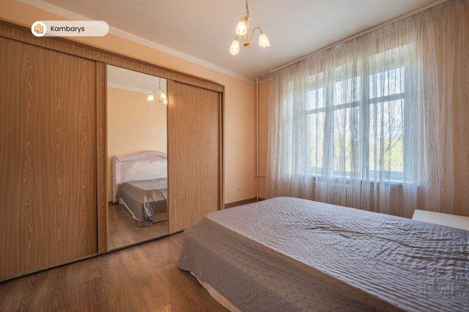 Išnuomojamas erdvus, šviesus ir jaukus 3 kambarių butas Klaipėdos centre, Danės g. 21