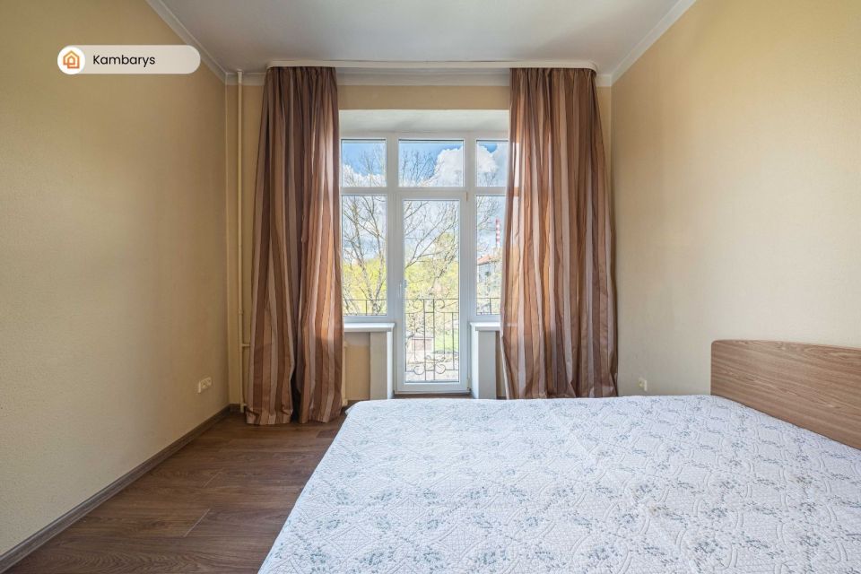 Išnuomojamas erdvus, šviesus ir jaukus 3 kambarių butas Klaipėdos centre, Danės g. 21