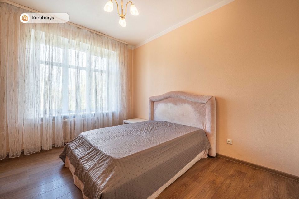 Išnuomojamas erdvus, šviesus ir jaukus 3 kambarių butas Klaipėdos centre, Danės g. 21