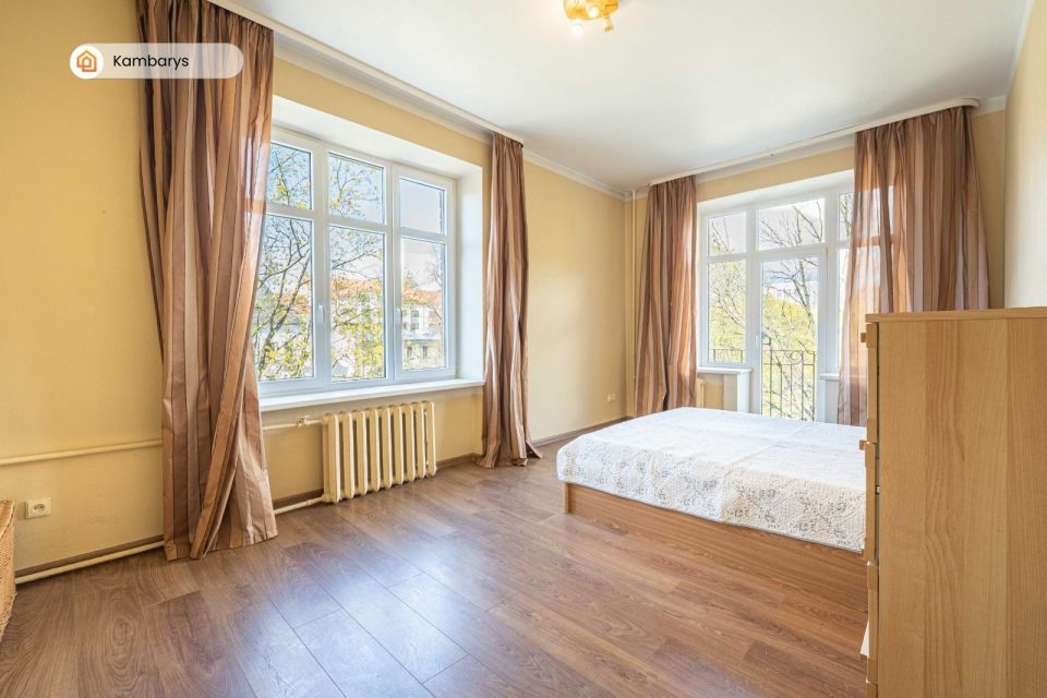 Išnuomojamas erdvus, šviesus ir jaukus 3 kambarių butas Klaipėdos centre, Danės g. 21
