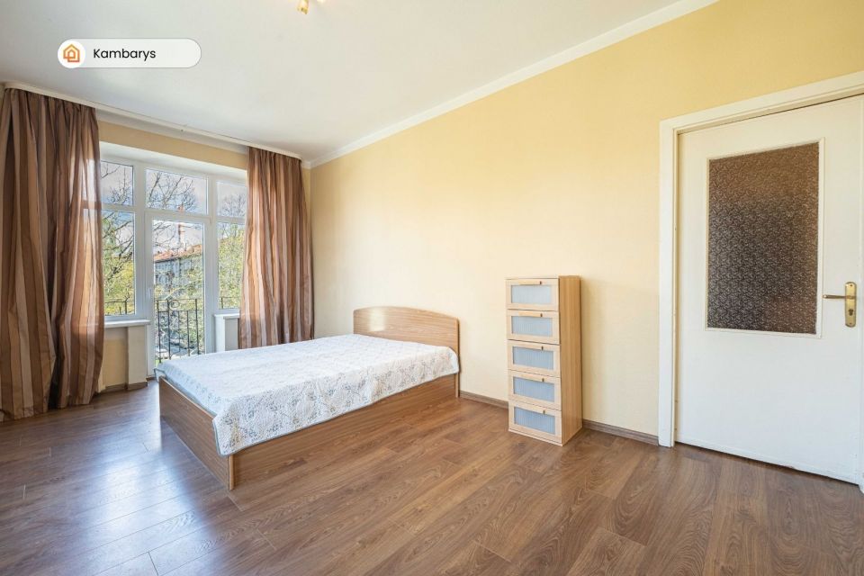 Išnuomojamas erdvus, šviesus ir jaukus 3 kambarių butas Klaipėdos centre, Danės g. 21