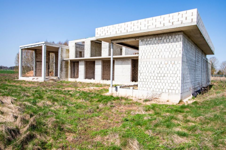 Nauja kaina ir itin patrauklus pasiūlymas. Išskirtinėje lokacijoje, Bubių tvenkinio pakrantėje, parduodamas unikalaus projekto, nebaigtos statybos namas su didelio ploto – 1,2047 ha sklypu, Salos g. 5