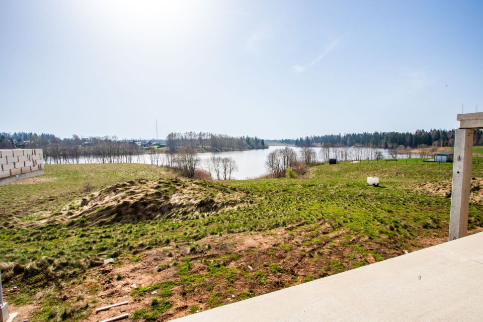 Nauja kaina ir itin patrauklus pasiūlymas. Išskirtinėje lokacijoje, Bubių tvenkinio pakrantėje, parduodamas unikalaus projekto, nebaigtos statybos namas su didelio ploto – 1,2047 ha sklypu, Salos g. 5