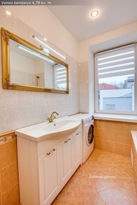 Išskirtinėje vietoje parduodamas suremontuotas 2 kambarių butas su vaizdu į miesto centrinį bulvarą, Vilniaus g. 169, Šiauliai.