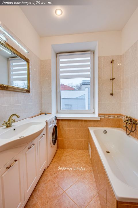 Išskirtinėje vietoje parduodamas suremontuotas 2 kambarių butas su vaizdu į miesto centrinį bulvarą, Vilniaus g. 169, Šiauliai.
