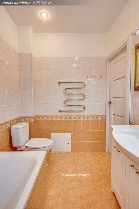 Išskirtinėje vietoje parduodamas suremontuotas 2 kambarių butas su vaizdu į miesto centrinį bulvarą, Vilniaus g. 169, Šiauliai.