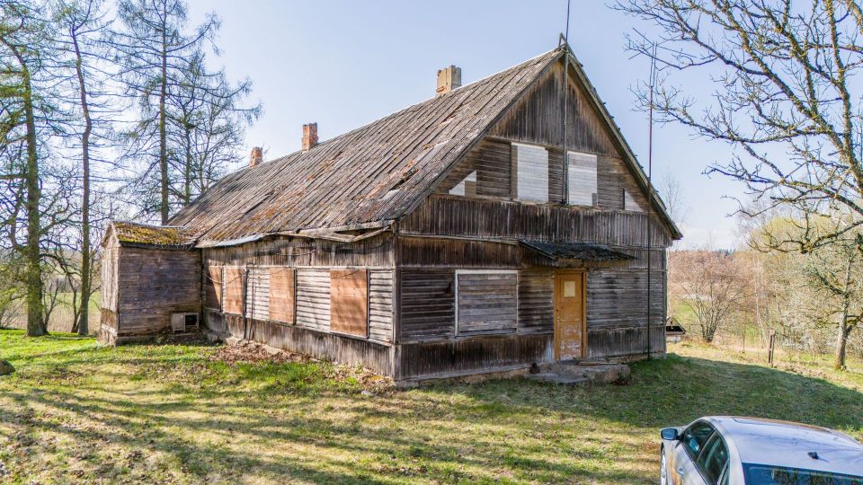 Kurtuvėnų miestelio širdyje, išskirtinėje vietoje, šalia Kurtuvėnų bažnyčios, parduodami sklypai, kurių bendras plotas 124,62 arai.