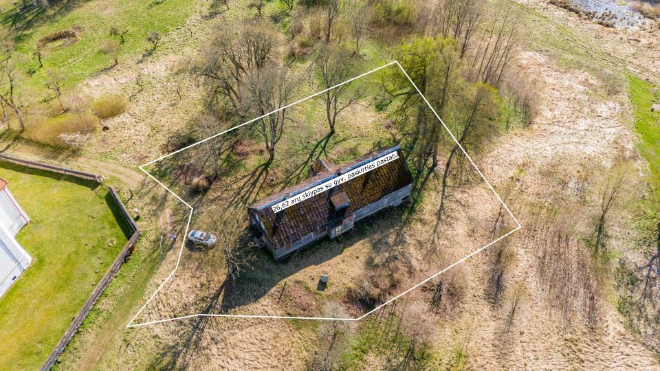 Kurtuvėnų miestelio širdyje, išskirtinėje vietoje, šalia Kurtuvėnų bažnyčios, parduodami sklypai, kurių bendras plotas 124,62 arai.