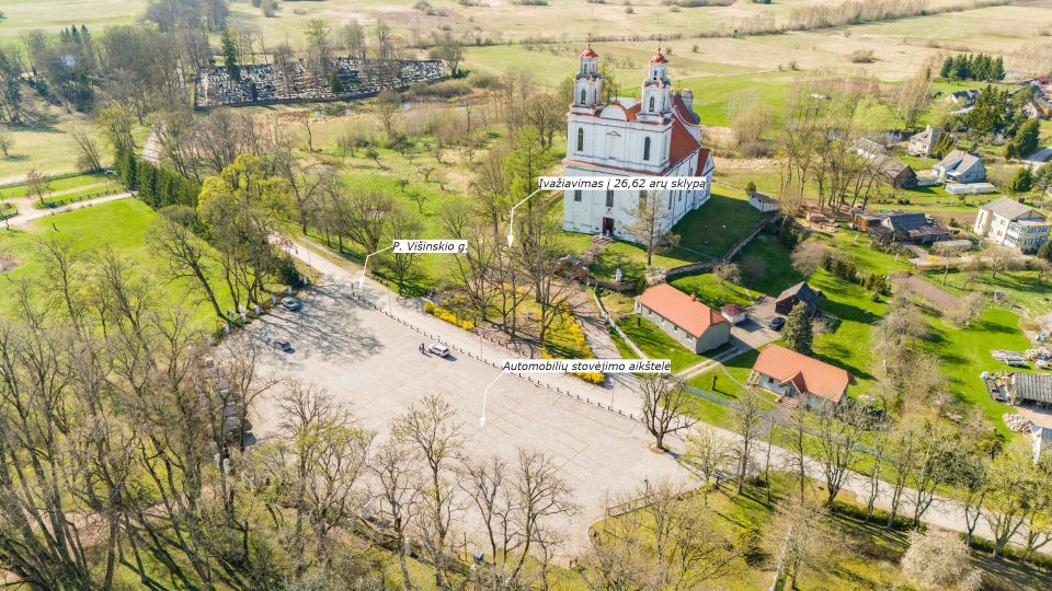 Kurtuvėnų miestelio širdyje, išskirtinėje vietoje, šalia Kurtuvėnų bažnyčios, parduodami sklypai, kurių bendras plotas 124,62 arai.