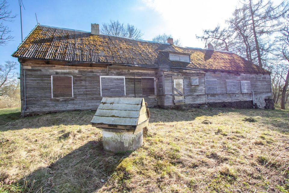 Kurtuvėnų miestelio širdyje, išskirtinėje vietoje, šalia Kurtuvėnų bažnyčios, parduodami sklypai, kurių bendras plotas 124,62 arai.