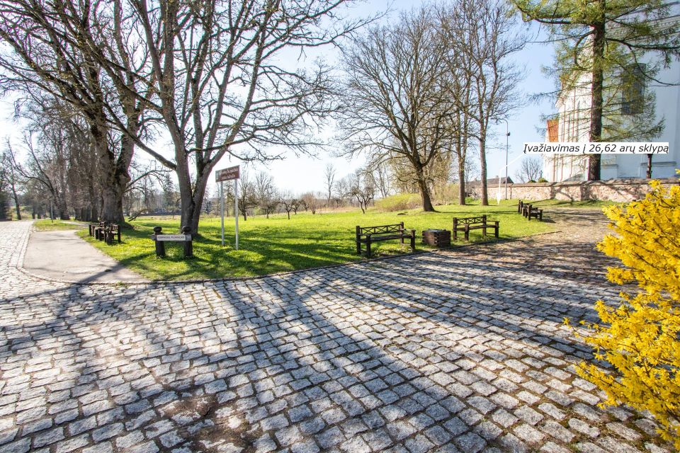 Kurtuvėnų miestelio širdyje, išskirtinėje vietoje, šalia Kurtuvėnų bažnyčios, parduodami sklypai, kurių bendras plotas 124,62 arai.