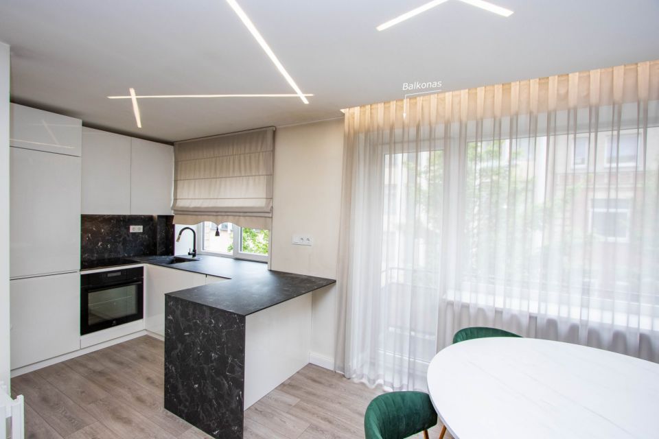 Miesto centre i&scaron;nuomojamas suremontuotas 2 kambarių butas Vasario 16-osios g. 31, &Scaron;iauliuose