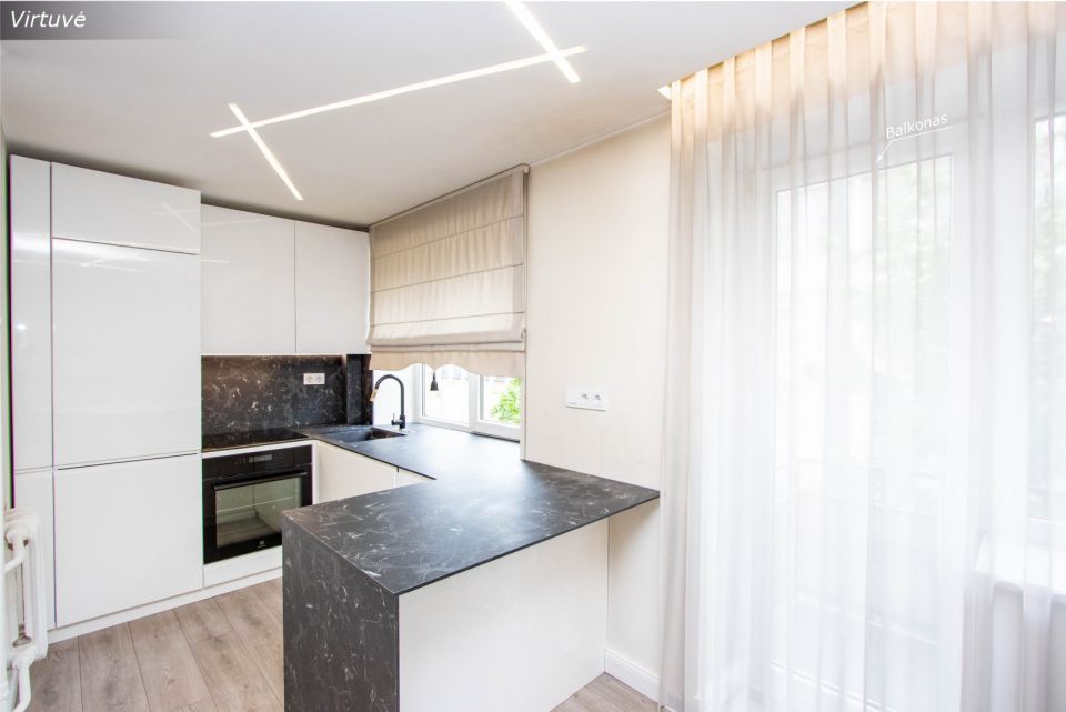 Miesto centre i&scaron;nuomojamas suremontuotas 2 kambarių butas Vasario 16-osios g. 31, &Scaron;iauliuose