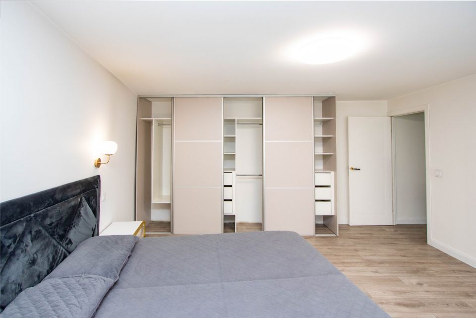 Miesto centre i&scaron;nuomojamas suremontuotas 2 kambarių butas Vasario 16-osios g. 31, &Scaron;iauliuose