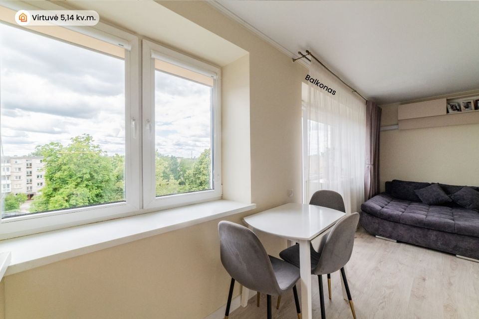 Miesto centre, parduodamas šiuolaikiško interjero 2 kambarių butas, Ežero g. 3, Šiauliuose