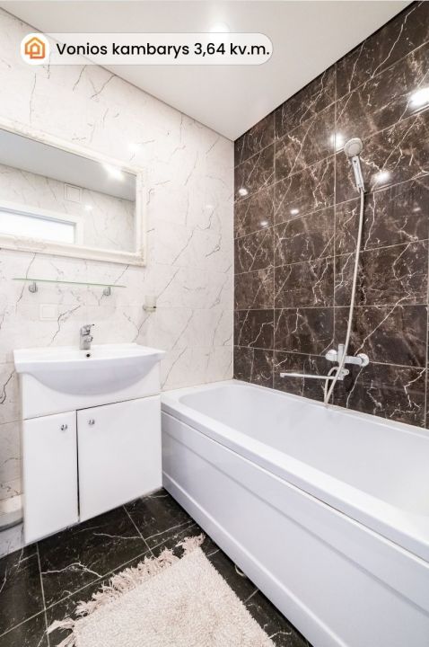 Miesto centre, parduodamas šiuolaikiško interjero 2 kambarių butas, Ežero g. 3, Šiauliuose