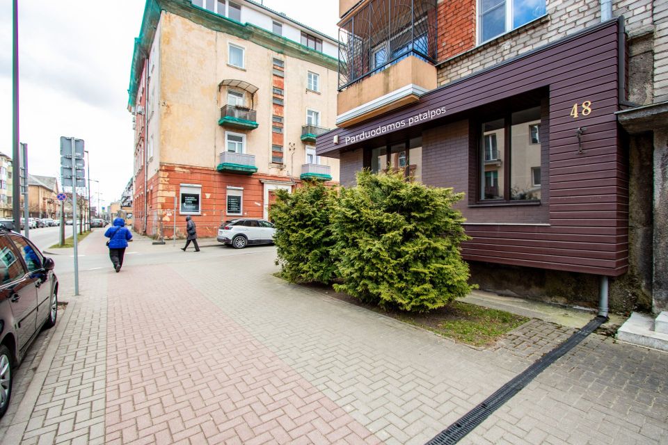 Miesto centre parduodamos įrengtos komercinės paskirties patalpos, kurių bendras plotas yra 27,66 kv. m. Dvaro g. 48, Šiauliuose.
