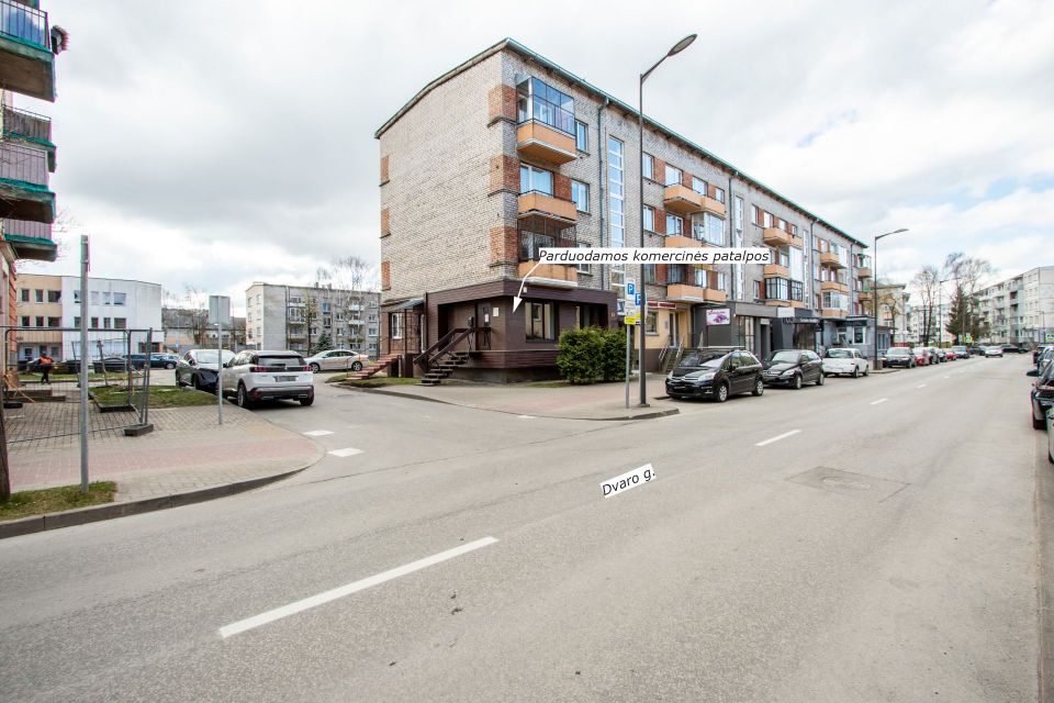 Miesto centre parduodamos įrengtos komercinės paskirties patalpos, kurių bendras plotas yra 27,66 kv. m. Dvaro g. 48, Šiauliuose.