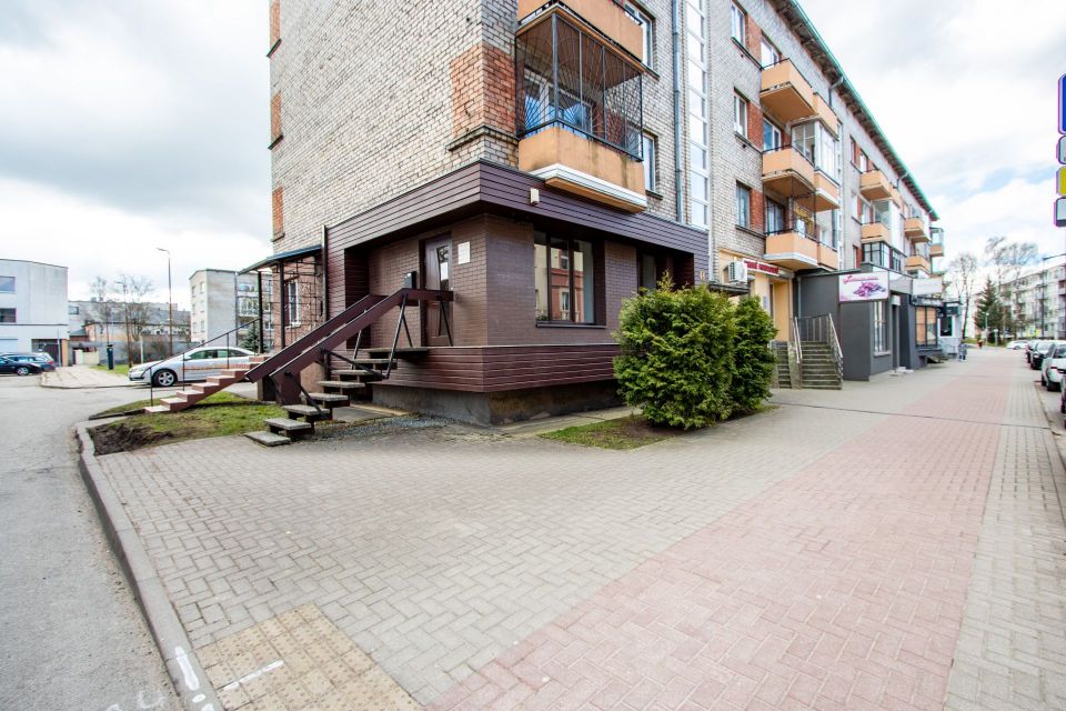 Miesto centre parduodamos įrengtos komercinės paskirties patalpos, kurių bendras plotas yra 27,66 kv. m. Dvaro g. 48, Šiauliuose.