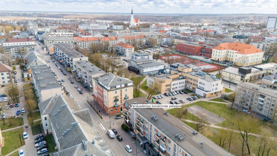 Miesto centre parduodamos įrengtos komercinės paskirties patalpos, kurių bendras plotas yra 27,66 kv. m. Dvaro g. 48, Šiauliuose.