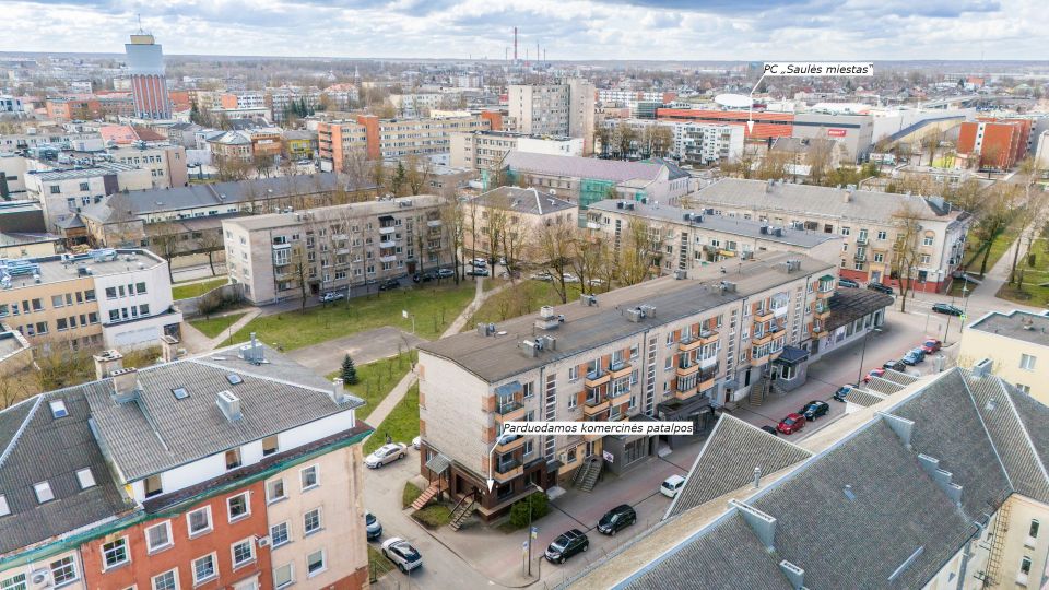 Miesto centre parduodamos įrengtos komercinės paskirties patalpos, kurių bendras plotas yra 27,66 kv. m. Dvaro g. 48, Šiauliuose.