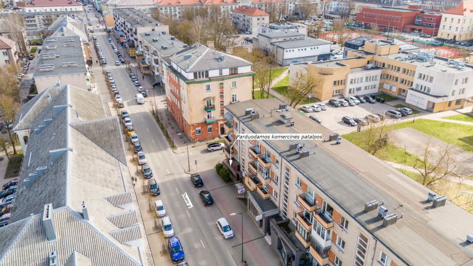 Miesto centre parduodamos įrengtos komercinės paskirties patalpos, kurių bendras plotas yra 27,66 kv. m. Dvaro g. 48, Šiauliuose.