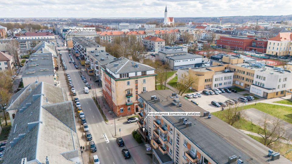 Miesto centre parduodamos įrengtos komercinės paskirties patalpos, kurių bendras plotas yra 27,66 kv. m. Dvaro g. 48, Šiauliuose.
