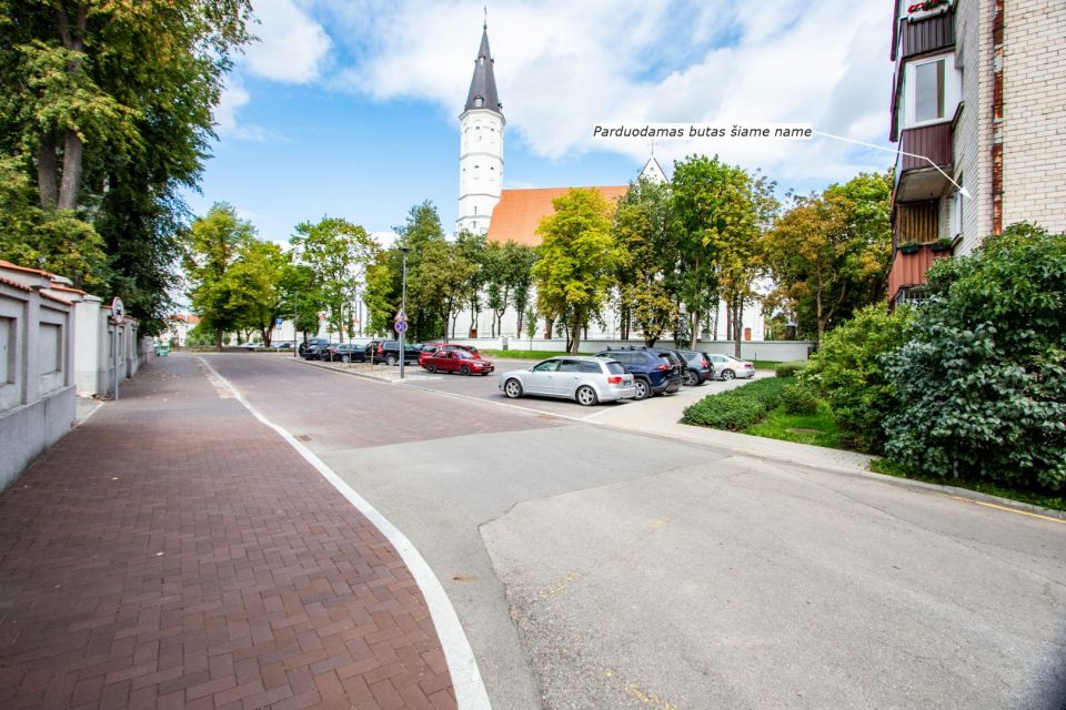 Miesto centre, prie Šiaulių katedros parduodamas išskirtinai ir kokybiškai suremontuotas, šiuolaikinio interjero 2 kambarių butas, Aušros tak. 4, Šiauliuose.