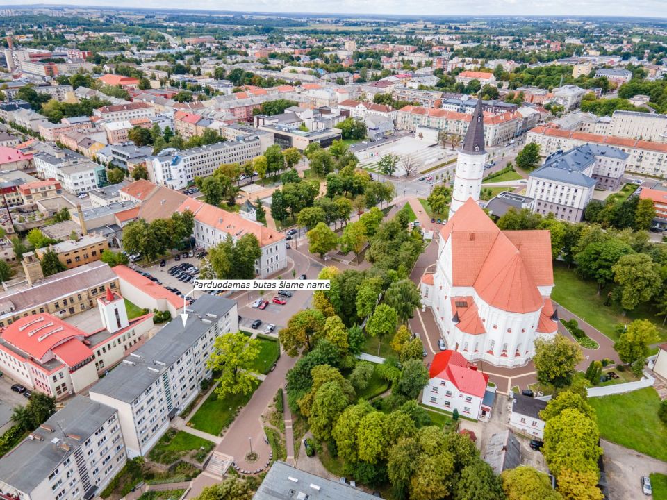 Miesto centre, prie Šiaulių katedros parduodamas išskirtinai ir kokybiškai suremontuotas, šiuolaikinio interjero 2 kambarių butas, Aušros tak. 4, Šiauliuose.