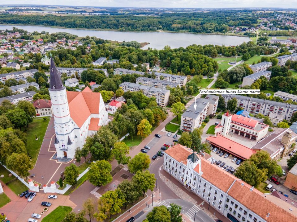 Miesto centre, prie Šiaulių katedros parduodamas išskirtinai ir kokybiškai suremontuotas, šiuolaikinio interjero 2 kambarių butas, Aušros tak. 4, Šiauliuose.