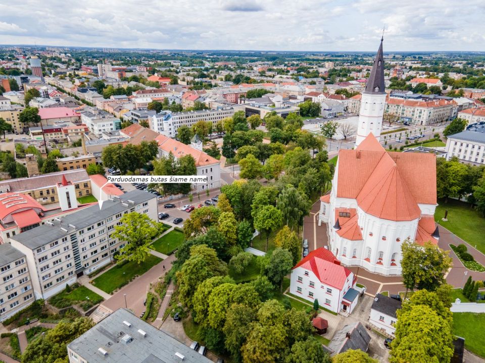 Miesto centre, prie Šiaulių katedros parduodamas išskirtinai ir kokybiškai suremontuotas, šiuolaikinio interjero 2 kambarių butas, Aušros tak. 4, Šiauliuose.