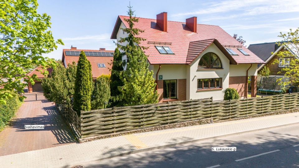 Miesto centriniame parke parduodamas kokybiškai įrengtas namas, S. Lukauskio g. 20, Šiauliuose.