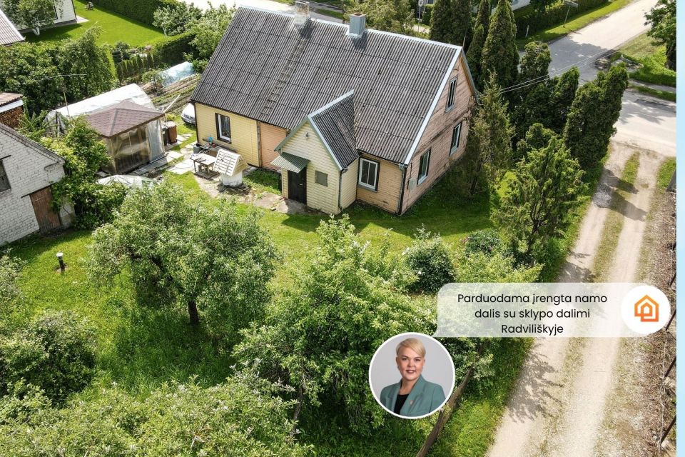 Parduodama įrengta rąstinio namo dalis 42,23 kv. m ploto su sklypo dalimi Radvili&scaron;kyje, Dariaus ir Girėno g. 102.