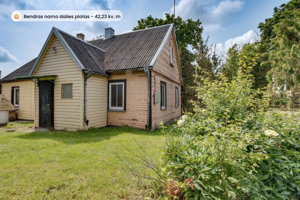 Parduodama įrengta rąstinio namo dalis 42,23 kv. m ploto su sklypo dalimi Radvili&scaron;kyje, Dariaus ir Girėno g. 102.