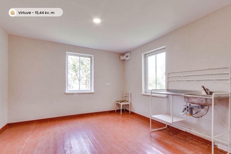 Parduodama įrengta rąstinio namo dalis 42,23 kv. m ploto su sklypo dalimi Radvili&scaron;kyje, Dariaus ir Girėno g. 102.