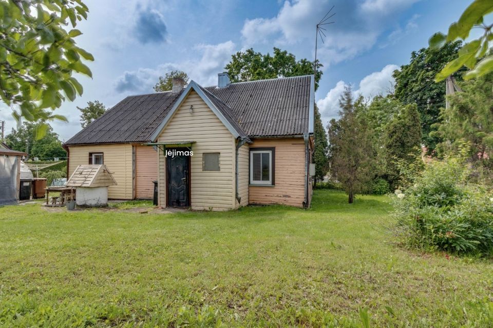 Parduodama įrengta rąstinio namo dalis 42,23 kv. m ploto su sklypo dalimi Radvili&scaron;kyje, Dariaus ir Girėno g. 102.