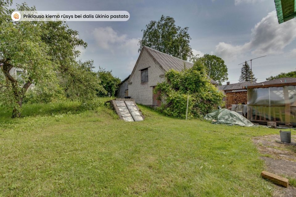 Parduodama įrengta rąstinio namo dalis 42,23 kv. m ploto su sklypo dalimi Radvili&scaron;kyje, Dariaus ir Girėno g. 102.