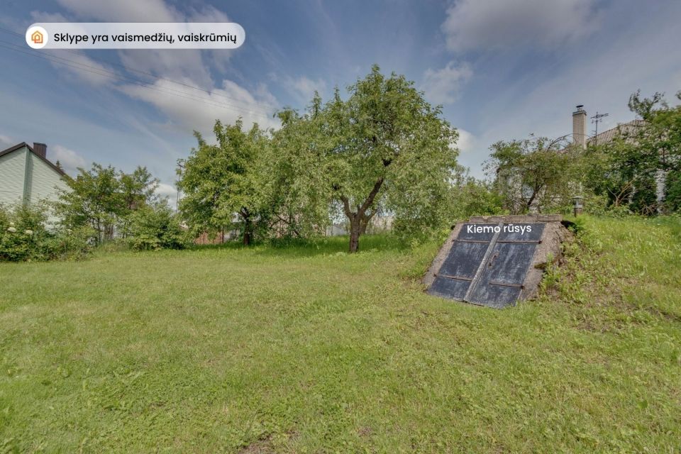 Parduodama įrengta rąstinio namo dalis 42,23 kv. m ploto su sklypo dalimi Radvili&scaron;kyje, Dariaus ir Girėno g. 102.