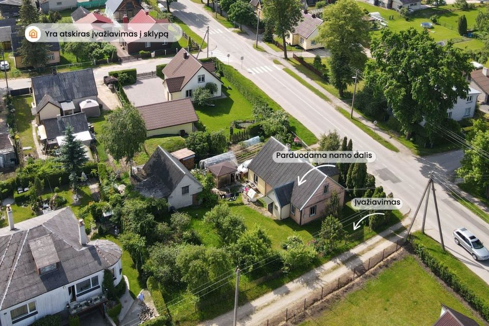 Parduodama įrengta rąstinio namo dalis 42,23 kv. m ploto su sklypo dalimi Radvili&scaron;kyje, Dariaus ir Girėno g. 102.
